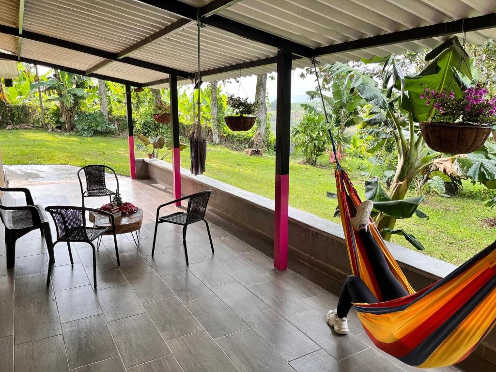 Finca Quimbaya Quindio piscina Finca familiar descanso paisaje cafetero finca tipica campesina alquiler por dias finca cerca del parque de los arrieros parque del cafe Panaca juegos niños cómodas habitaciones Amplios baños