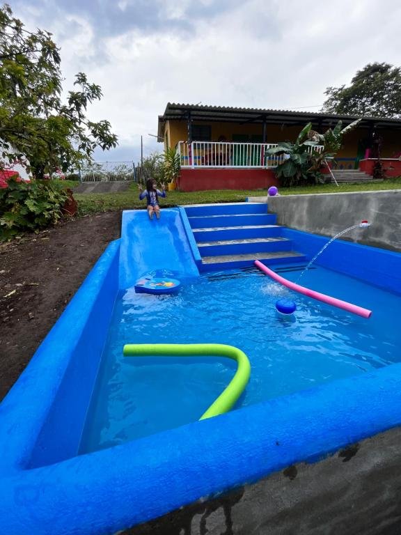 Finca Quimbaya Quindio piscina Finca familiar descanso paisaje cafetero finca tipica campesina alquiler por dias finca cerca del parque de los arrieros parque del cafe Panaca juegos niños cómodas habitaciones