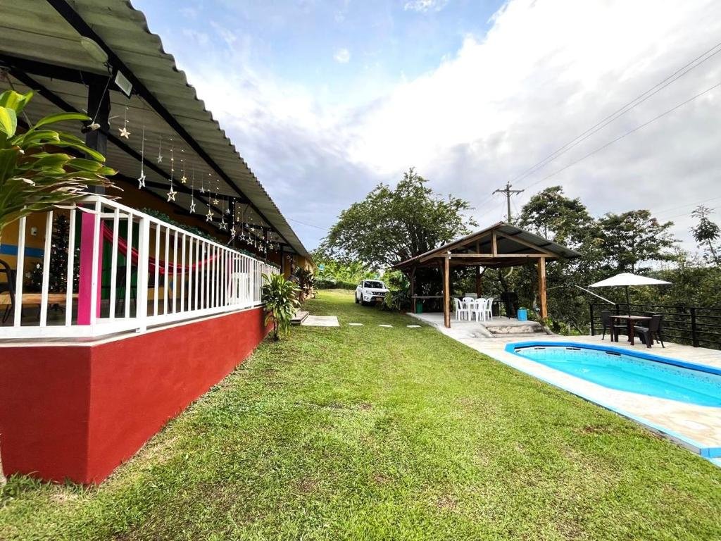 finca Quimbaya Quindio piscina Finca familiar descanso paisaje cafetero finca tipica campesina alquiler por dias finca cerca del parque de los arrieros parque del cafe panaca juegos niños cómodas habitaciones