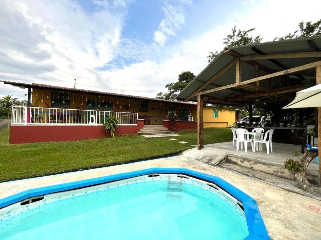 finca Quimbaya Quindio piscina Finca familiar descanso paisaje cafetero finca tipica campesina alquiler por dias finca cerca del parque de los arrieros parque del cafe panaca juegos niños cómodas habitaciones