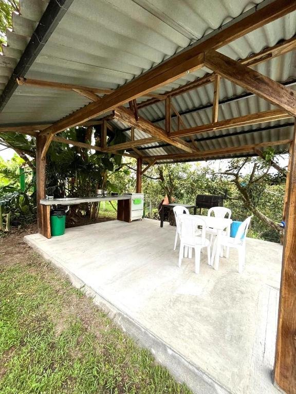 finca Quimbaya Quindio piscina Finca familiar descanso paisaje cafetero finca tipica campesina alquiler por dias finca cerca del parque de los arrieros parque del cafe panaca juegos niños cómodas habitaciones